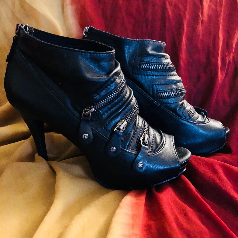 Vera wang black platform peep toe booties